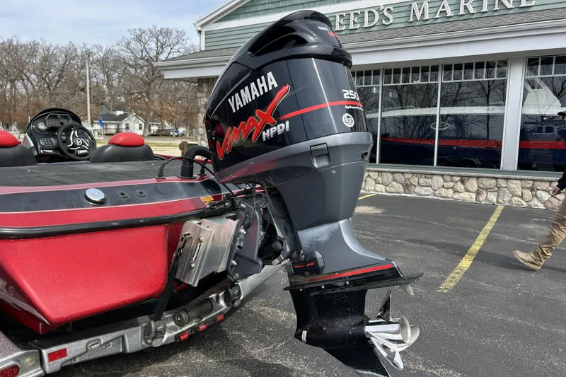 Slide: The Image of 2007 Skeeter 20i boat with Yamaha VMAX 250 HP engine at Reed's Marine. - 8