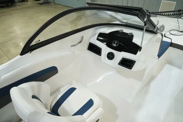 Slide: The Image of Tahoe 200 S 2023 - 15