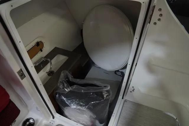 Slide: The Image of Four Winns HD5 Surf 2026 - 16