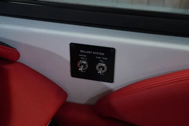 Slide: The Image of Four Winns HD5 Surf 2026 - 20