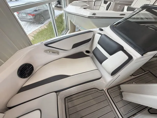 Slide: The Image of Yamaha 195S 2025 - 23