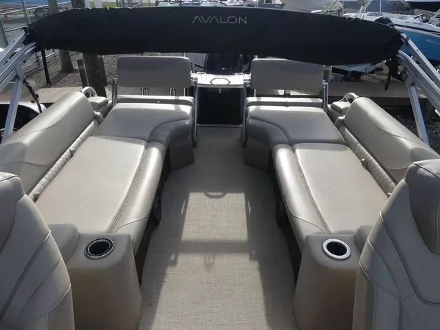 Slide: The Image of Avalon LSZ Rear Fish 25 FT 2025 - 12