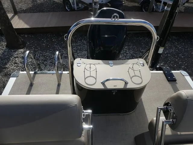 Slide: The Image of Avalon LSZ Rear Fish 25 FT 2025 - 13