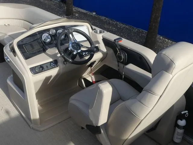 Slide: The Image of Avalon LSZ Rear Fish 25 FT 2025 - 14