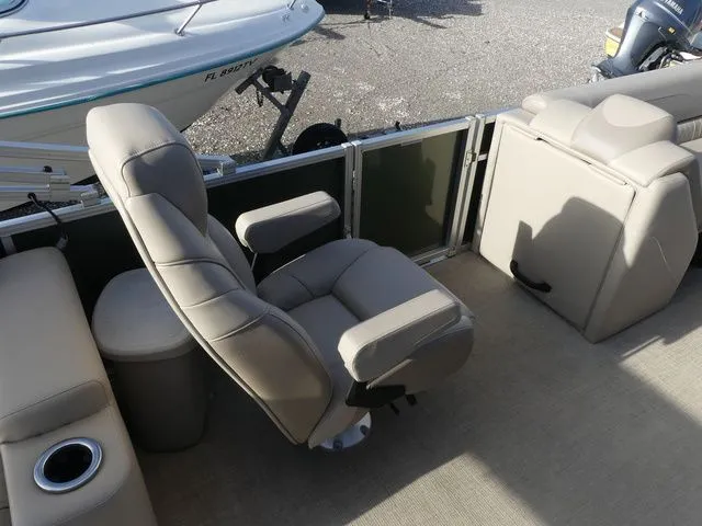 Slide: The Image of Avalon LSZ Rear Fish 25 FT 2025 - 16