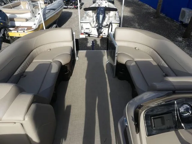 Slide: The Image of Avalon LSZ Rear Fish 25 FT 2025 - 17