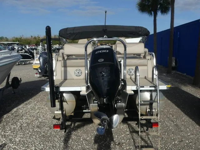 Slide: The Image of Avalon LSZ Rear Fish 25 FT 2025 - 5