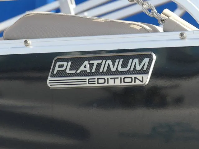 Slide: The Image of Avalon LSZ Rear Fish 25 FT 2025 - 8