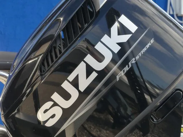 Slide: The Image of Avalon LSZ Rear Fish 25 FT 2025 - 9