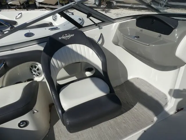 Slide: The Image of Stingray 204LR O/B 2017 - 10