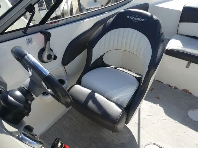 Slide: The Image of Stingray 204LR O/B 2017 - 11