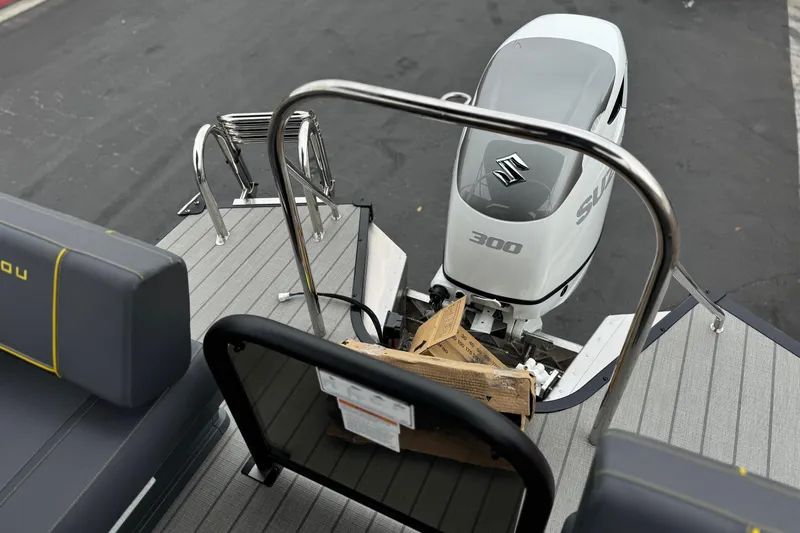 Slide: The Image of 2025 Manitou EXPLORE 24 boat with Suzuki 300 outboard motor, rear view. - 18