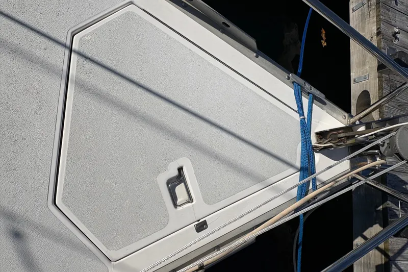 Slide: The Image of Deck hatch of a 1993 Hunter 28 sailboat with blue rope and dock. - 10