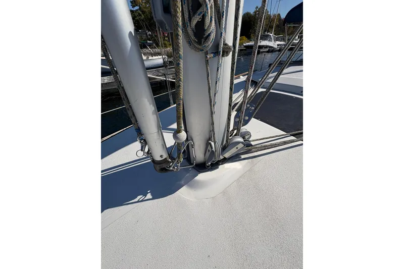 Slide: The Image of Mast and rigging of a 1993 Hunter 28 sailboat in a marina. - 14