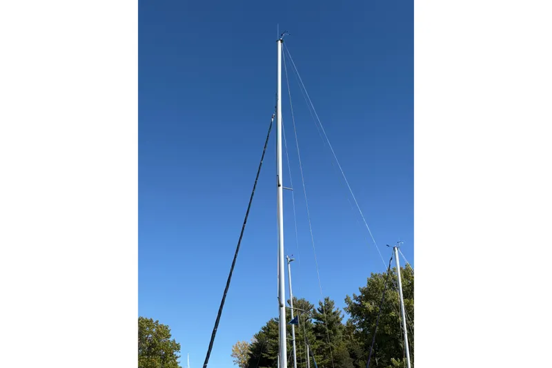 Slide: The Image of Tall mast of a 1993 Hunter 28 sailboat against a clear blue sky. - 5