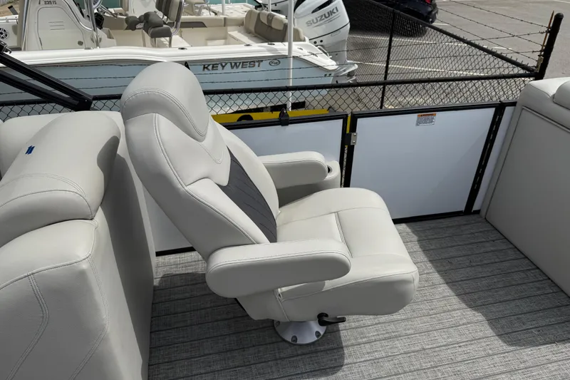 Slide: The Image of Captain's chair on 2022 Starcraft SLS 3 boat, featuring plush white upholstery. - 27