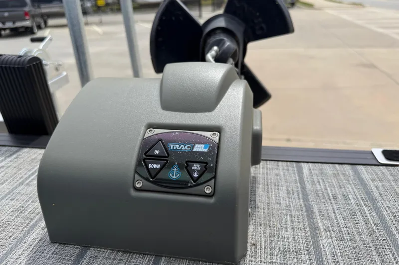 Slide: The Image of Control panel of a 2022 Starcraft SLS 3 boat with TRAC anchor winch. - 41