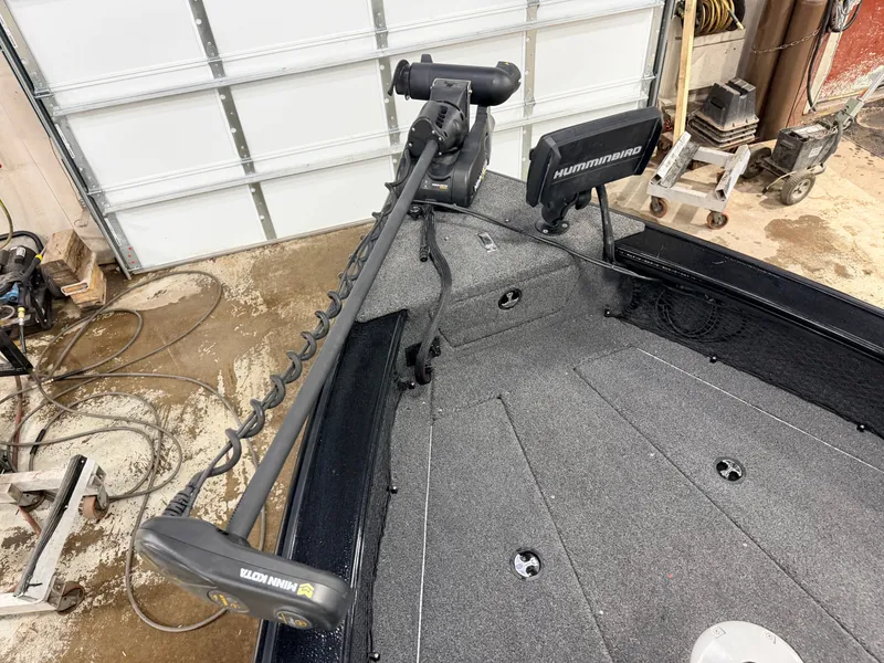 Slide: The Image of Lund 1875 Pro-V & 200HP Mercury ProXS - $49,995 2022 - 18