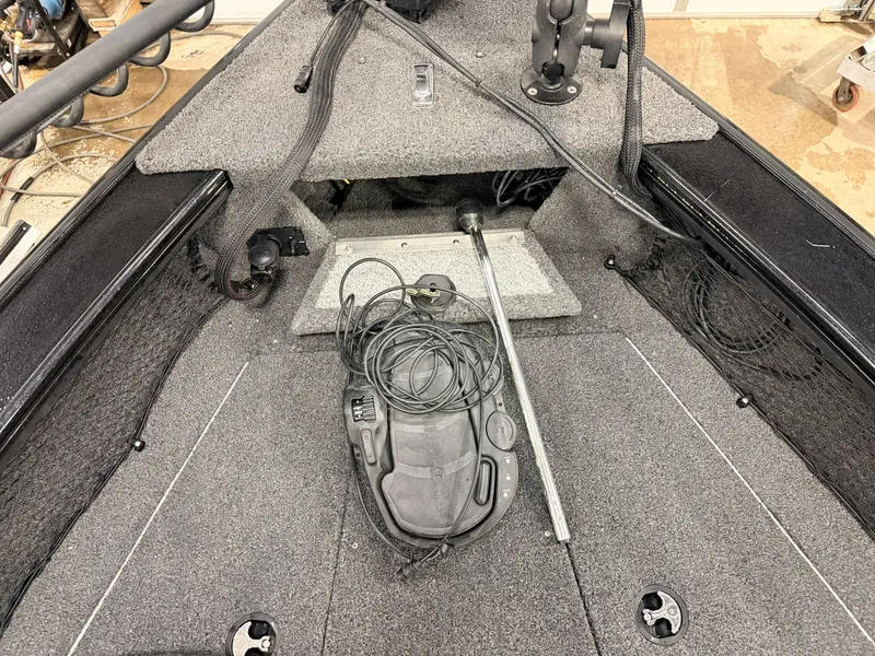 Slide: The Image of Lund 1875 Pro-V & 200HP Mercury ProXS - $49,995 2022 - 22