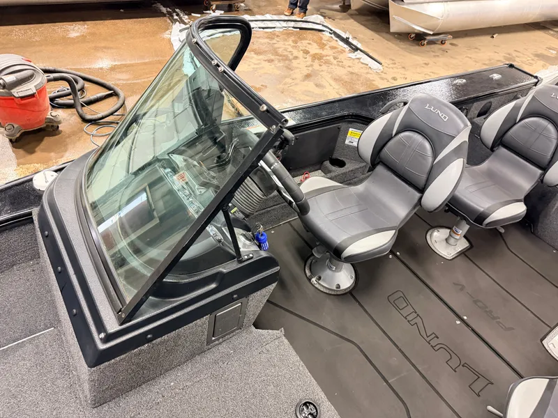 Slide: The Image of Lund 1875 Pro-V & 200HP Mercury ProXS - $49,995 2022 - 31