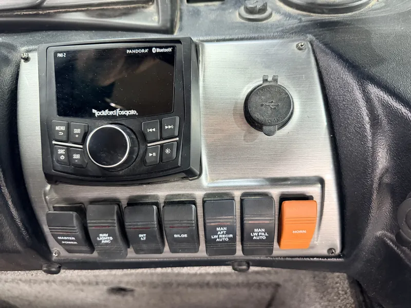 Slide: The Image of Lund 1875 Pro-V & 200HP Mercury ProXS - $49,995 2022 - 40