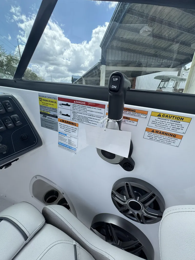 Slide: The Image of Hurricane SunDeck 2400 OB 2026 - 10