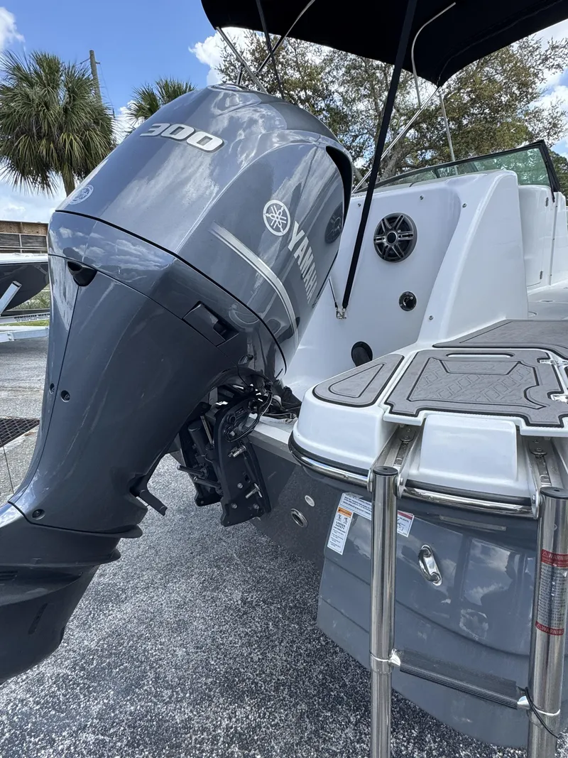 Slide: The Image of Hurricane SunDeck 2400 OB 2026 - 19