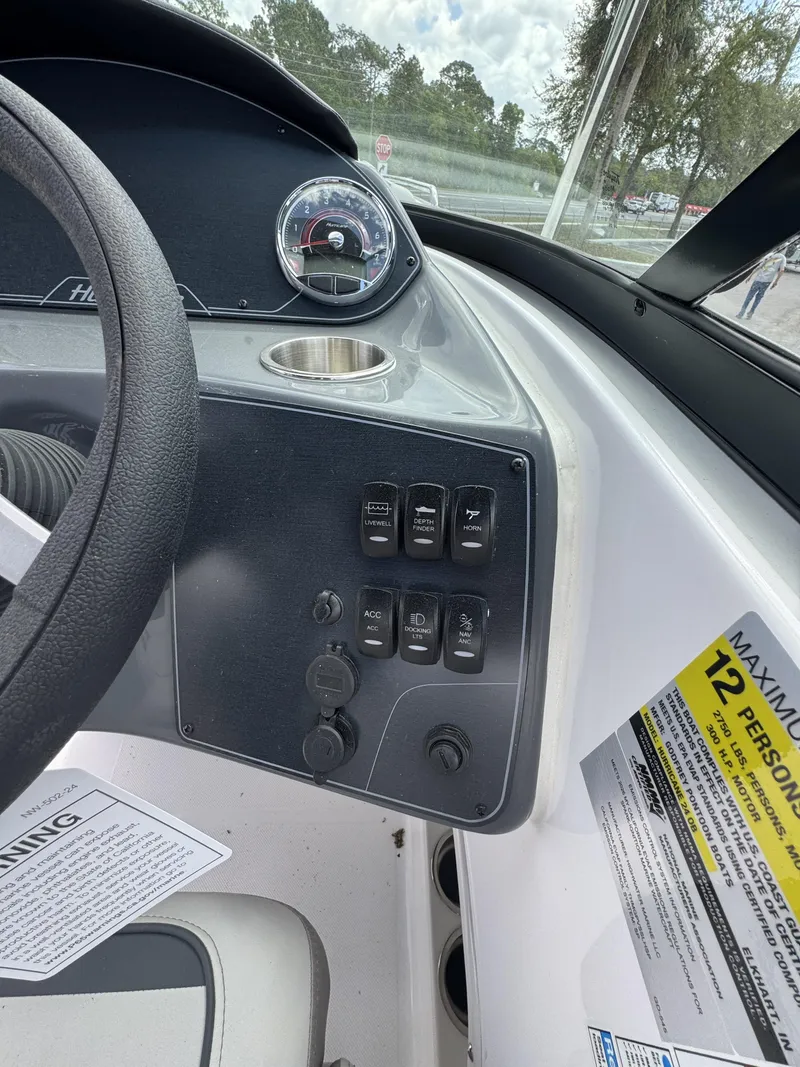 Slide: The Image of Hurricane SunDeck 2400 OB 2026 - 27