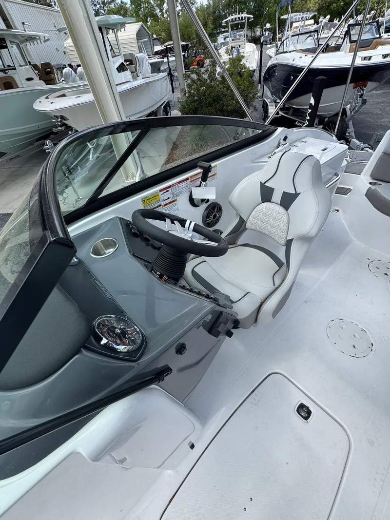 Slide: The Image of Hurricane SunDeck 2400 OB 2026 - 6