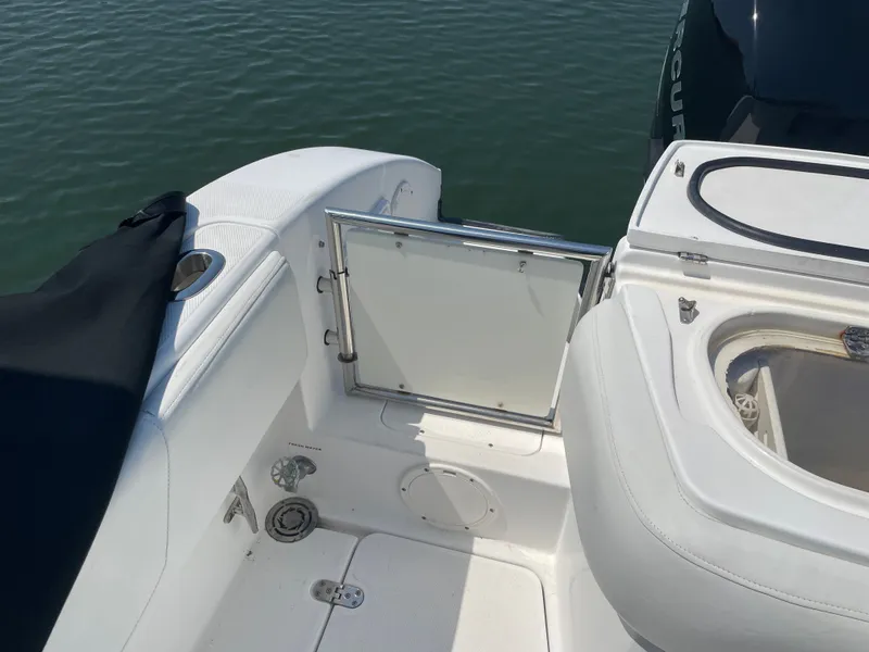 Slide: The Image of Fountain 33 Sport Fisherman 2006, boat deck and engine area. - 14