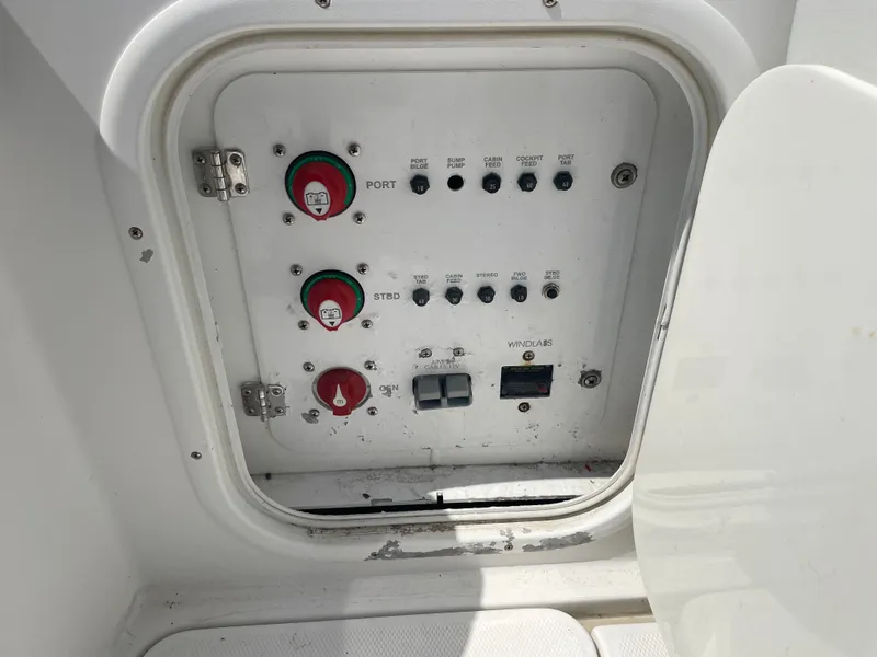 Slide: The Image of Control panel of a 2006 Fountain 33 Sport Fisherman. - 20