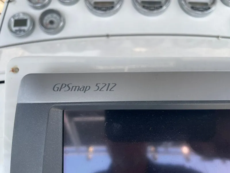 Slide: The Image of GPSmap 5212 on Fountain 33 Sport Fisherman 2006. - 35