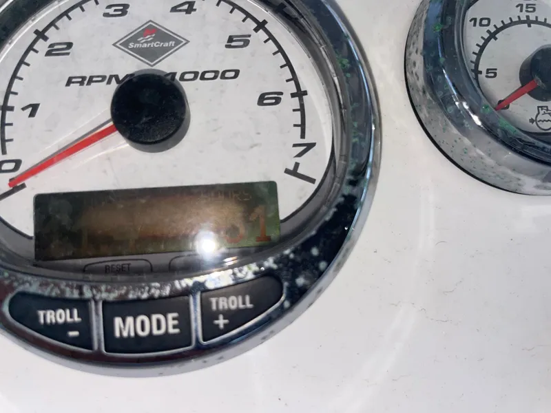 Slide: The Image of SmartCraft tachometer on Fountain 33 Sport Fisherman 2006. - 40