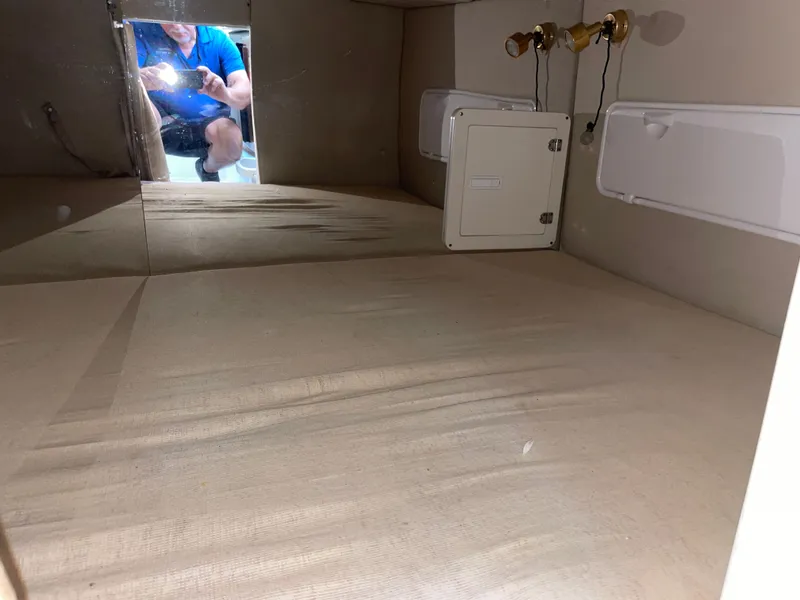 Slide: The Image of Interior of a 2006 Fountain 33 Sport Fisherman boat. - 45