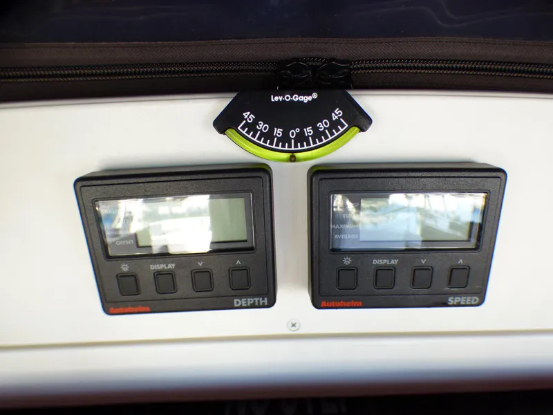 Slide: The Image of Hunter 34 1998 boat instruments for depth and speed. - 18