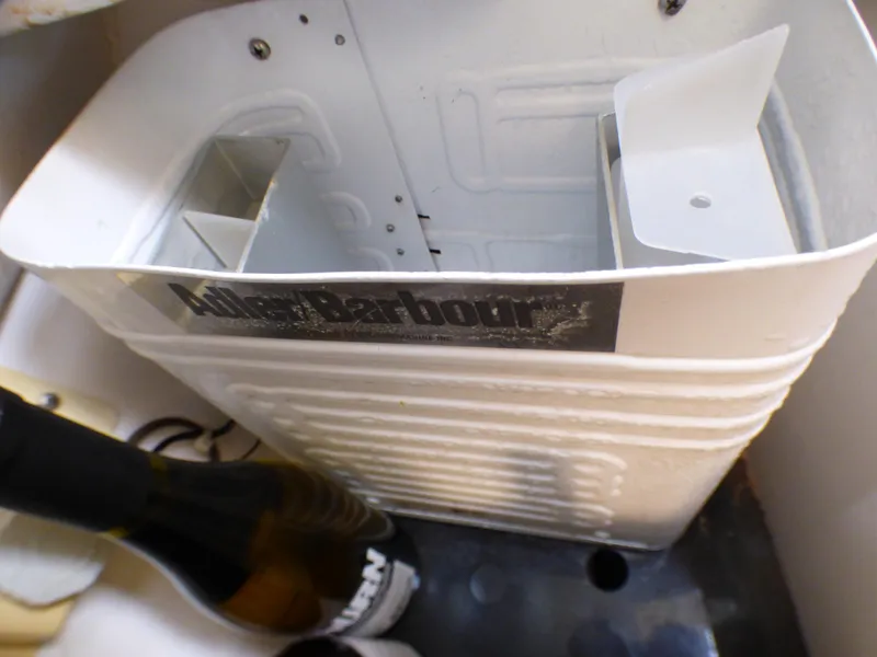 Slide: The Image of Interior of a 1998 Hunter 34 with bottle and compartment. - 31