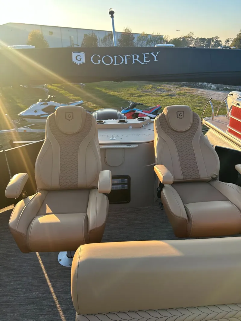 Slide: The Image of Godfrey MC235FS 2023 - 3