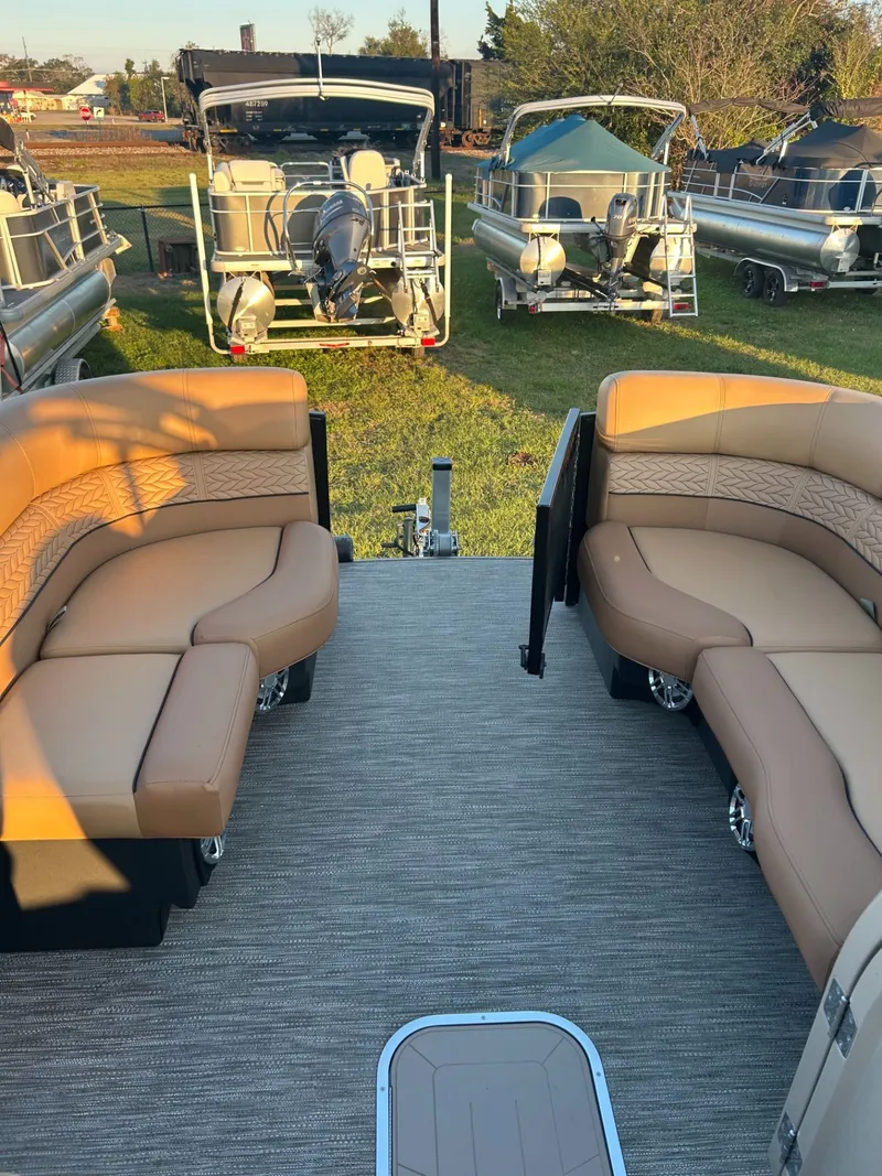 Slide: The Image of Godfrey MC235FS 2023 - 7