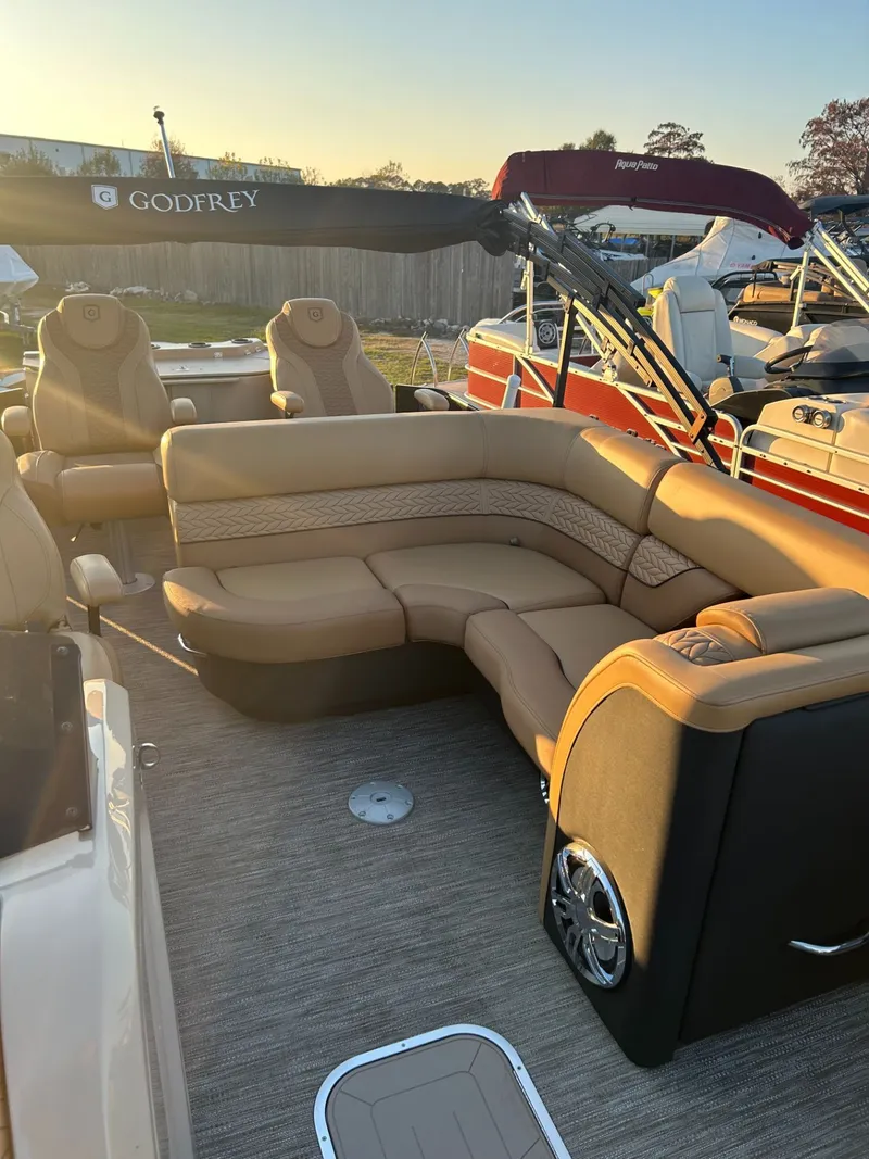 Slide: The Image of Godfrey MC235FS 2023 - 8