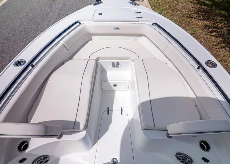 Slide: The Image of Sea Hunt Ultra 255 SE 2026 - 27