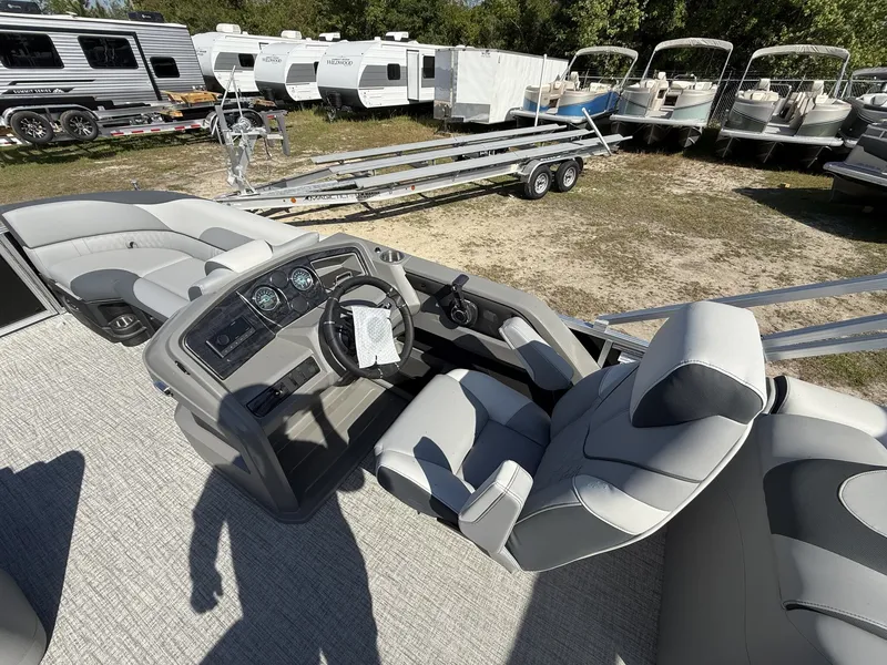 Slide: The Image of Avalon LSZ 25 QUAD LOUNGER-TRITOON 200HP 2026 - 3