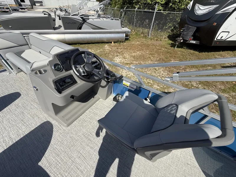 Slide: The Image of Avalon Venture 21 REAR FISH-90HP 2026 - 4