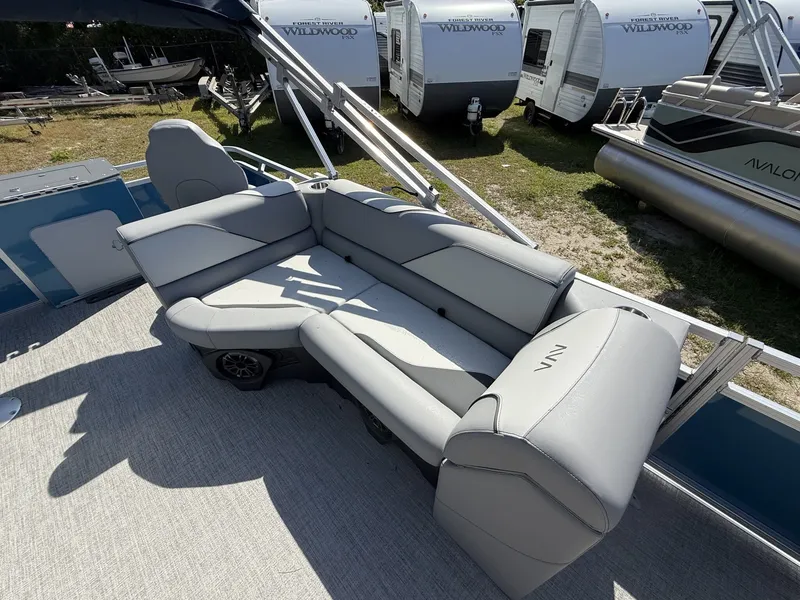 Slide: The Image of Avalon Venture 21 REAR FISH-90HP 2026 - 5