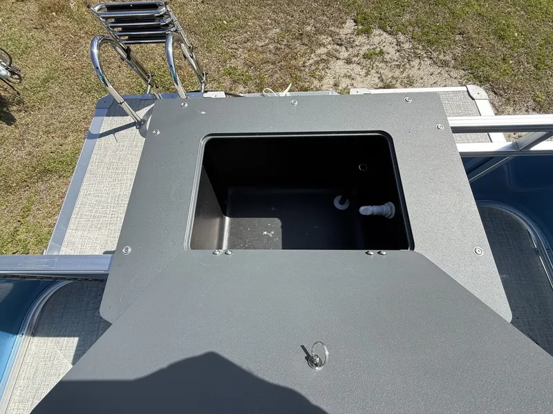 Slide: The Image of Avalon Venture 21 REAR FISH-90HP 2026 - 6