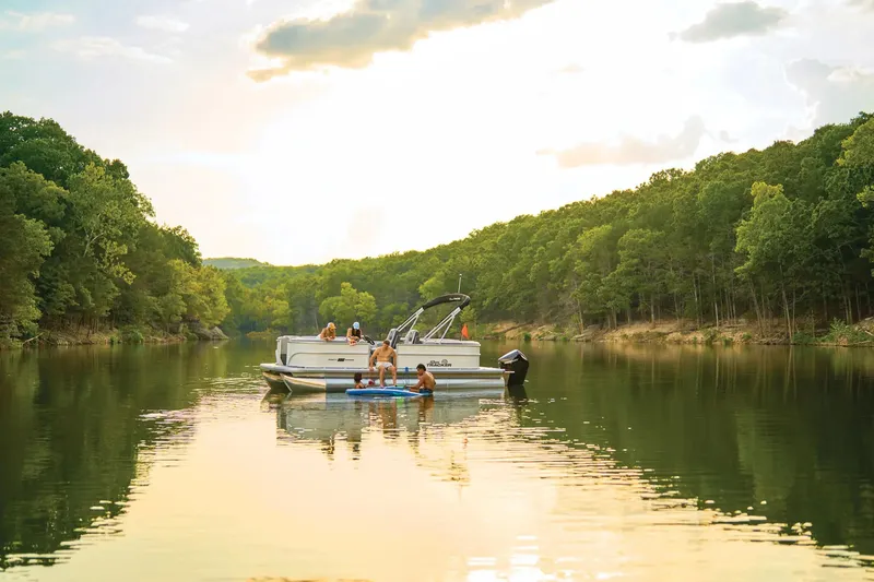 Slide: The Image of Sun Tracker Party Barge 22 XP3 2026 - 10