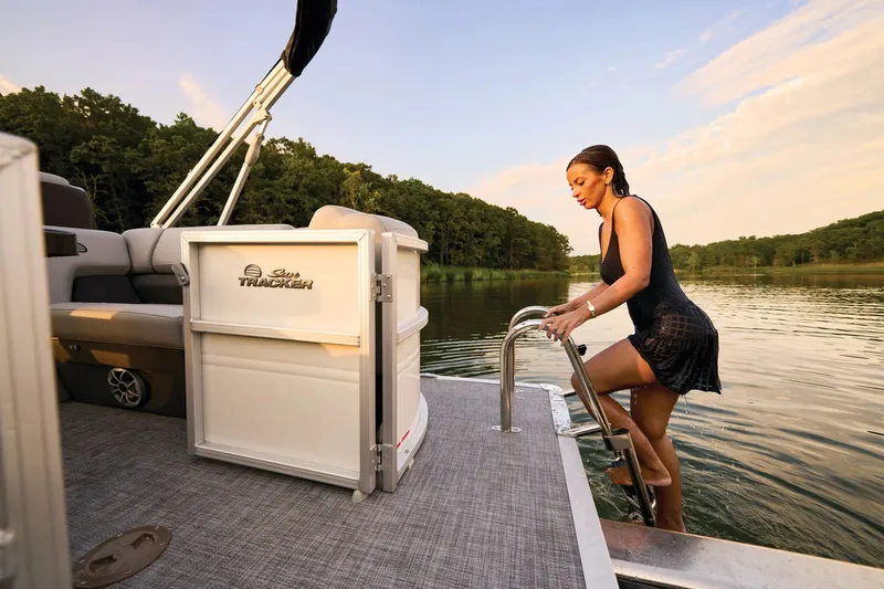 Slide: The Image of Sun Tracker Party Barge 22 XP3 2026 - 11