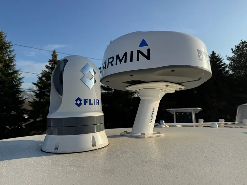 Slide: The Image of Scout 281 xss Carbon 2024 with Garmin and FLIR technology. - 15