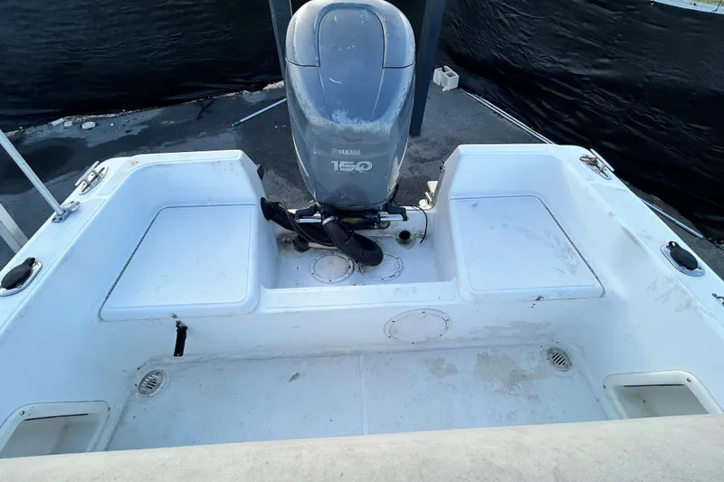 Slide: The Image of 1999 Hydra-Sports 2000 CC boat with Yamaha 150 engine, featuring spacious deck layout. - 46