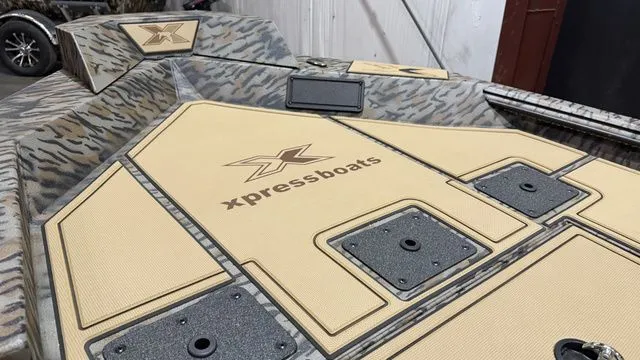 Slide: The Image of Xpress X18DB W/ Yamaha 90 SHO 2026 - 18