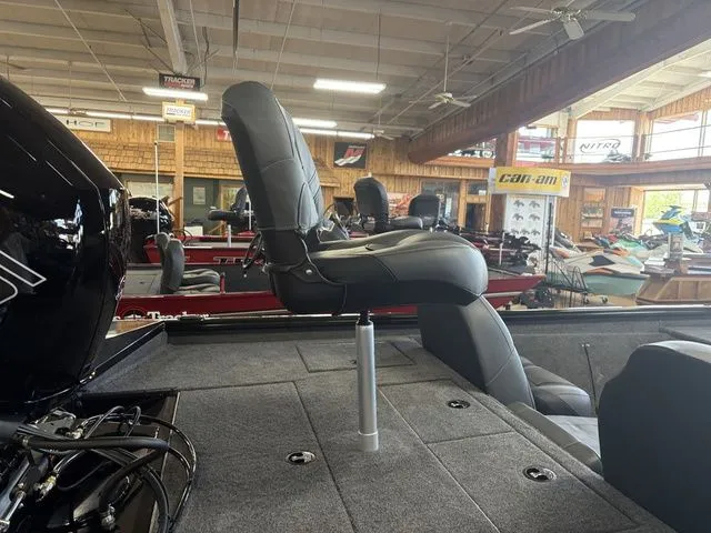 Slide: The Image of Tracker Pro Team 195 TXW 2026 - 15